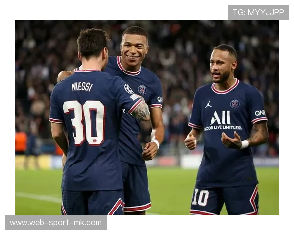 巴黎圣日耳曼边路协作：双边锋轮流切换内外线制造杀机