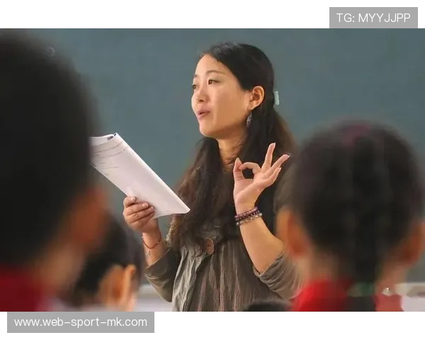 女教师打学生被迫道歉，职称晋升被否引热议，女老师打学生手掌