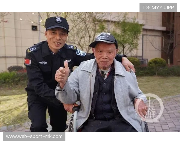 某次保安帮迷路小孩找到父母,保安大叔寻找女儿 某次保安帮迷路小孩找到父母,保安大叔寻找女儿